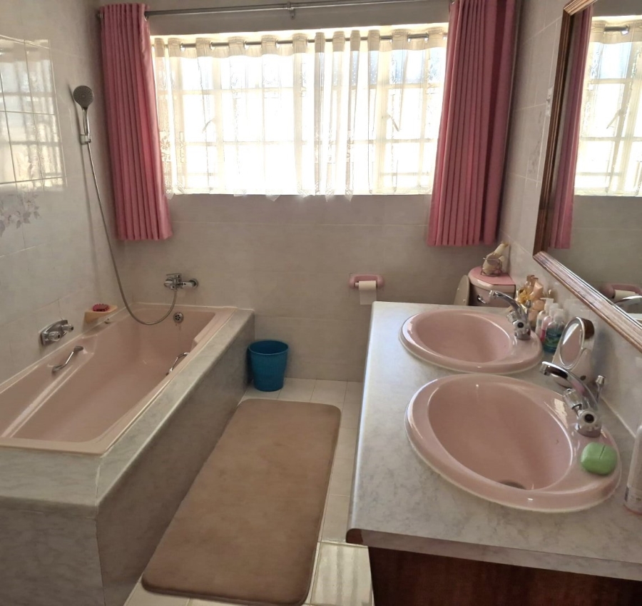 6 Bedroom Property for Sale in Flimieda North West